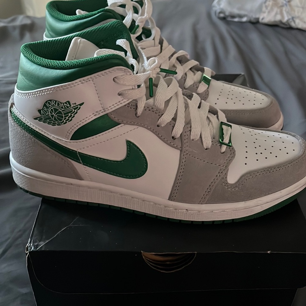 Got to small for my son wore maybe twice Jordan 1 green white and gray